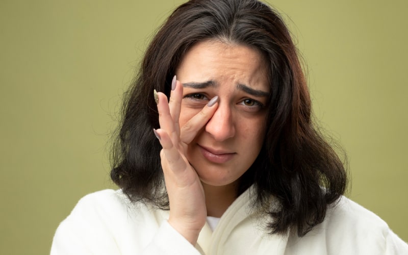 تبخال چشم چیست؟ مهم‌ترین علل و علائم آن