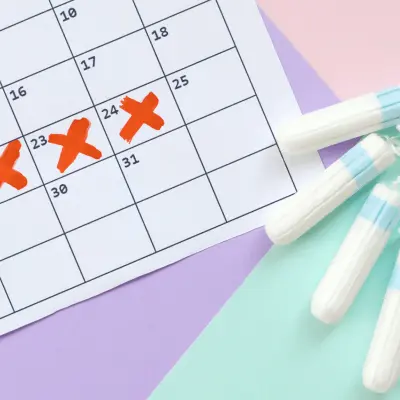 چرا قاعدگی نامنظم می‌شود؟ از استرس و تغییر وزن تا PCOS و تیروئید